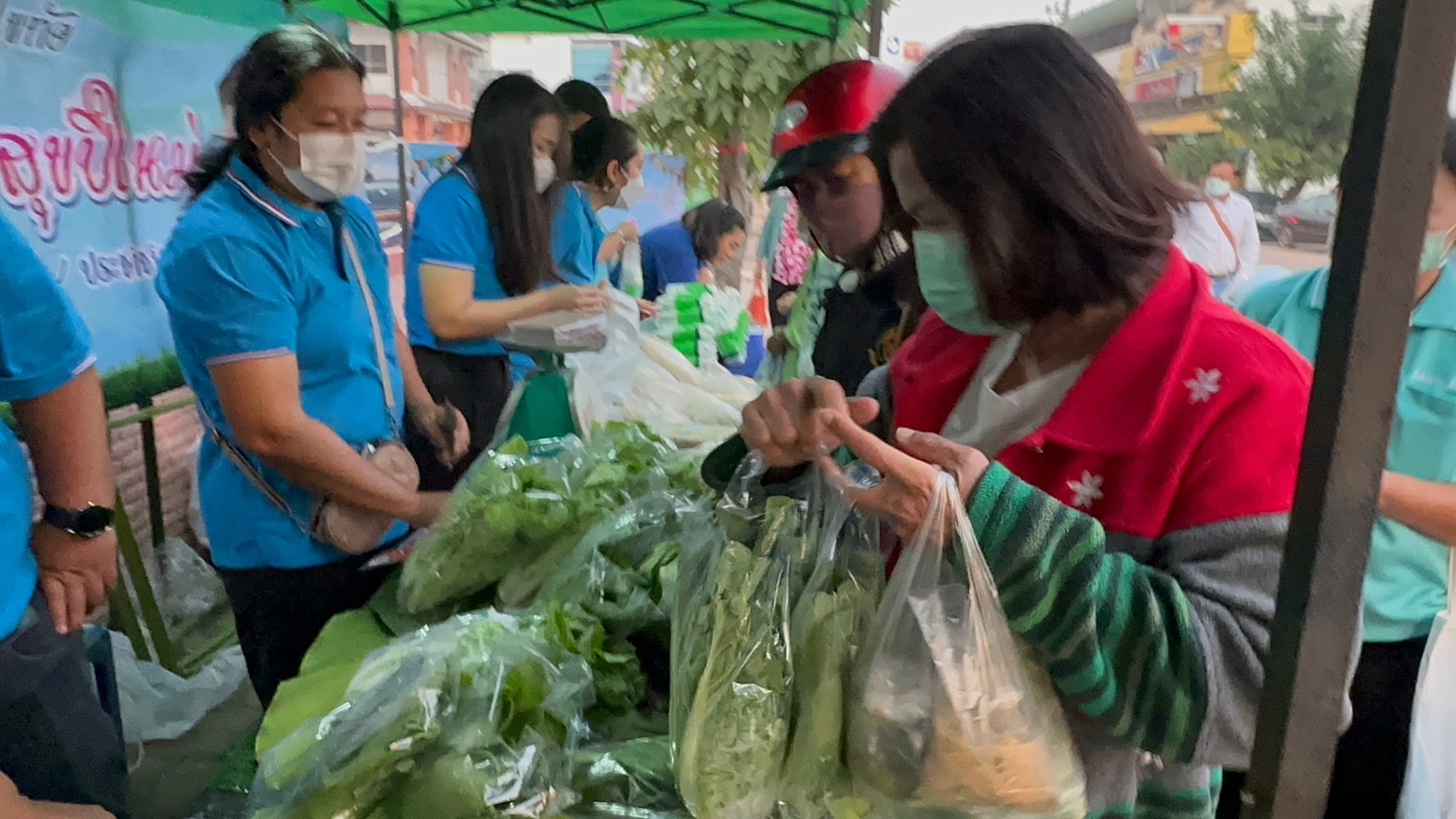 title - ส.ป.ก.สุโขทัย ร่วมใจส่งสุขปีใหม่ มอบให้ประชาชน